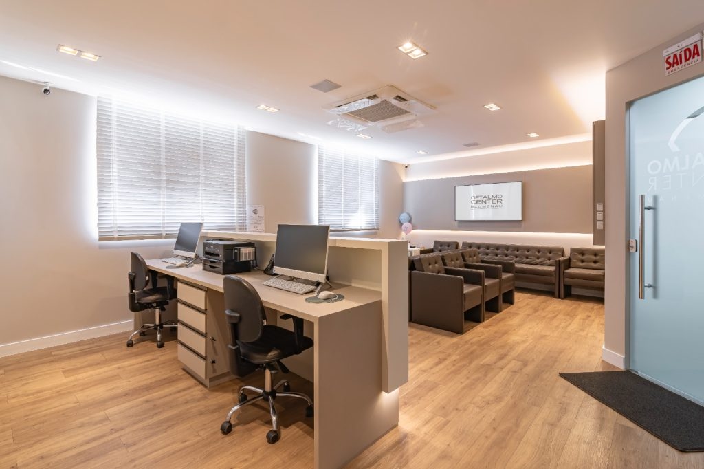 Recepção e sala de espera da Unidade Norte da Oftalmocenter Blumenau